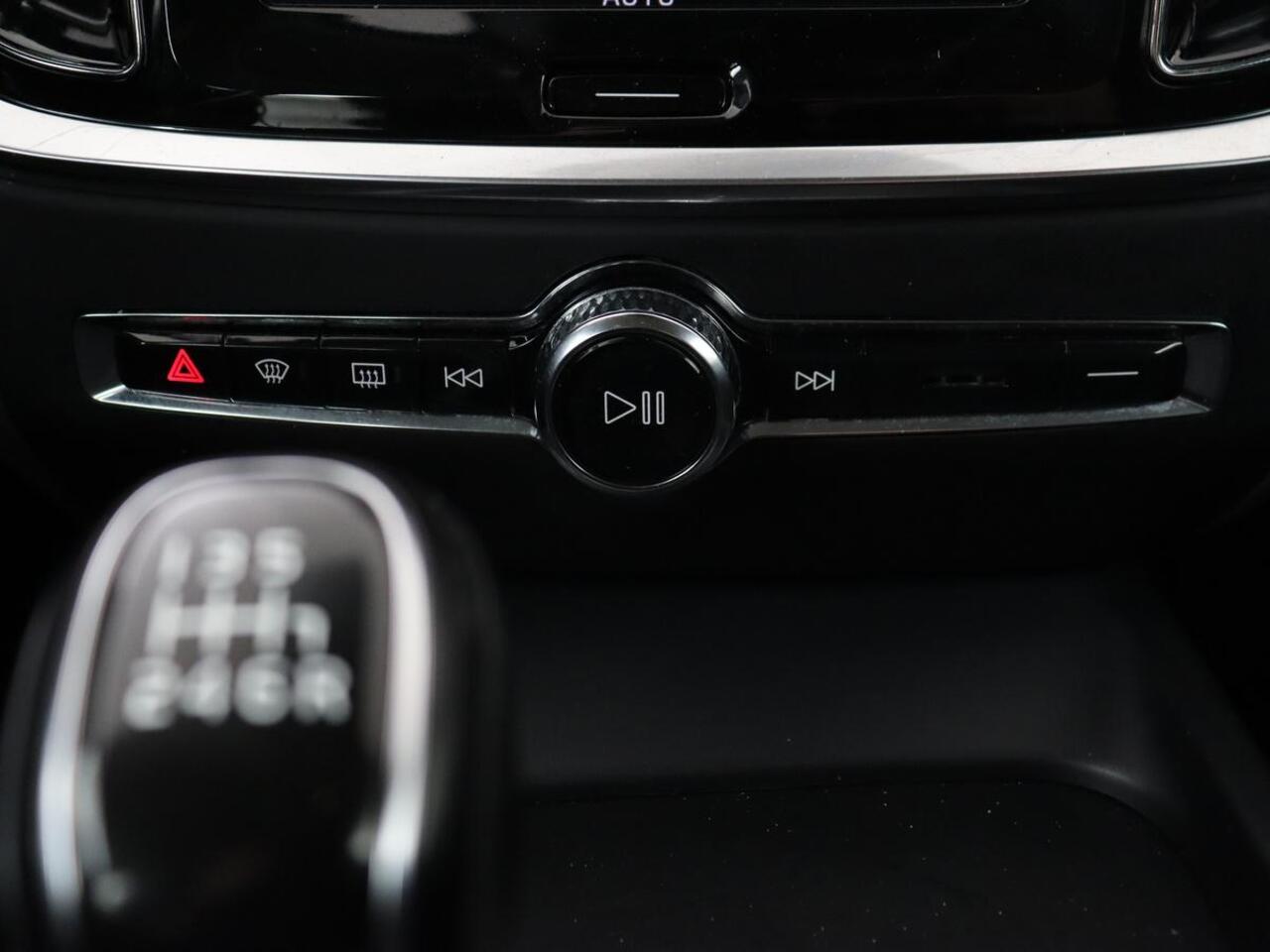 Volvo V60 2.0 D3 Momentum | Carplay | Navigatie | Full LED | Cruise control | Parkeerhulp | Climate control | Bluetooth | Digital Cockpit