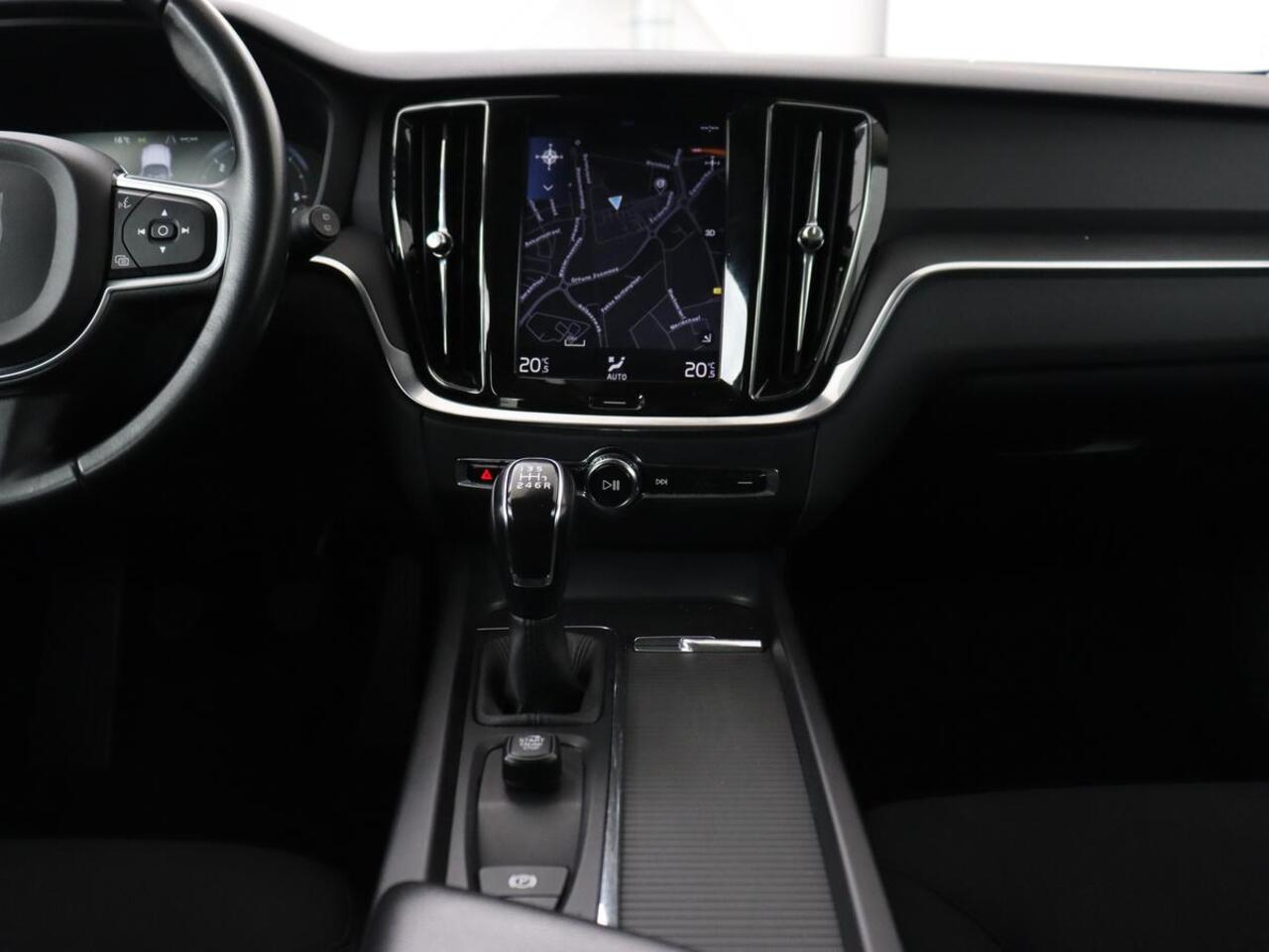 Volvo V60 2.0 D3 Momentum | Carplay | Navigatie | Full LED | Cruise control | Parkeerhulp | Climate control | Bluetooth | Digital Cockpit