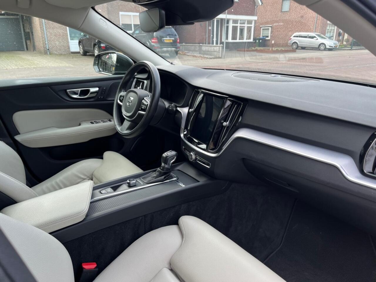 Volvo V60 2.0 T5 MOMENTUM 250PK AUTOMAAT / TREKHAAK / CARPLAY / LEDER / ADAP. CRUISE