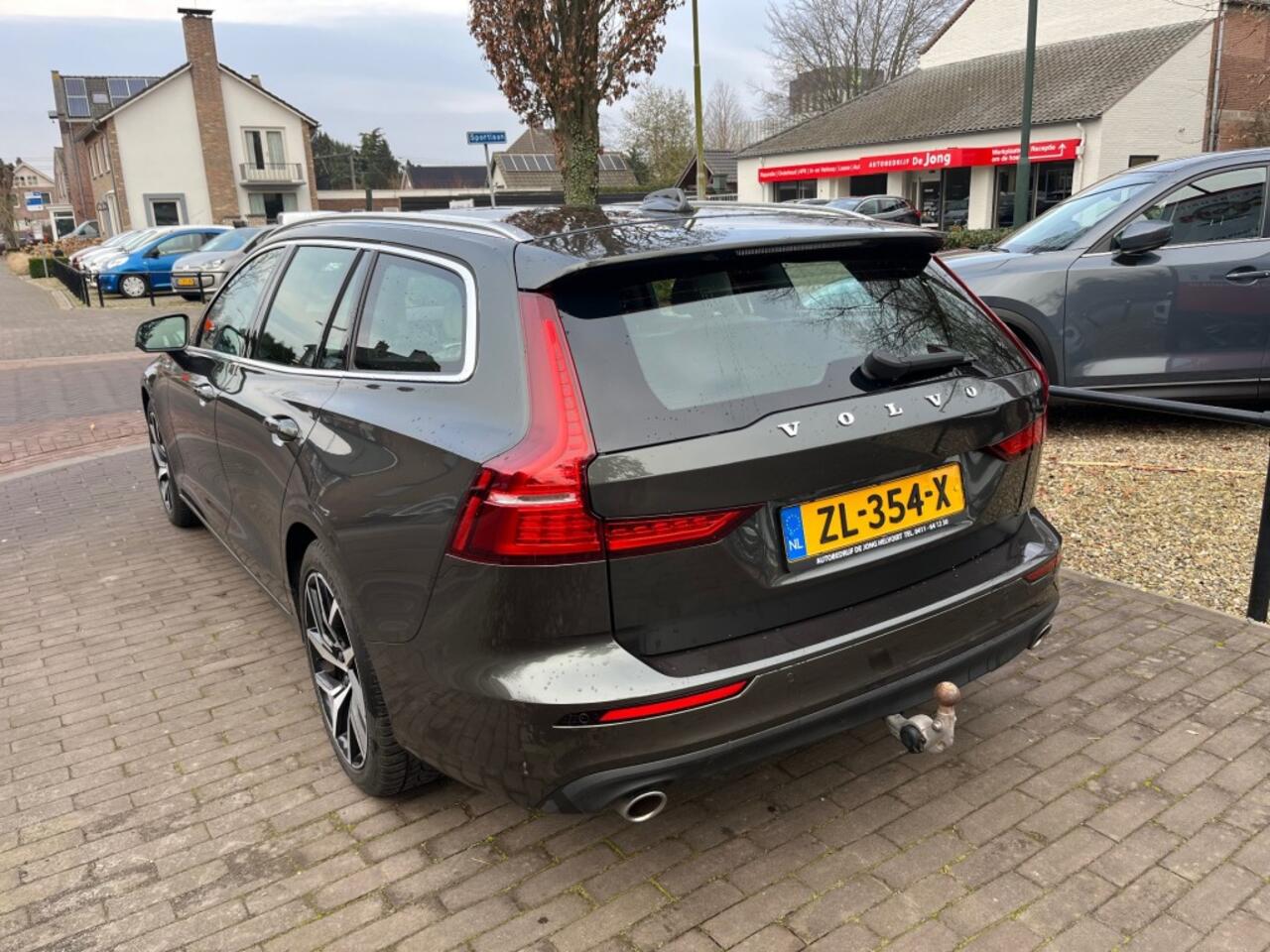 Volvo V60 2.0 T5 MOMENTUM 250PK AUTOMAAT / TREKHAAK / CARPLAY / LEDER / ADAP. CRUISE