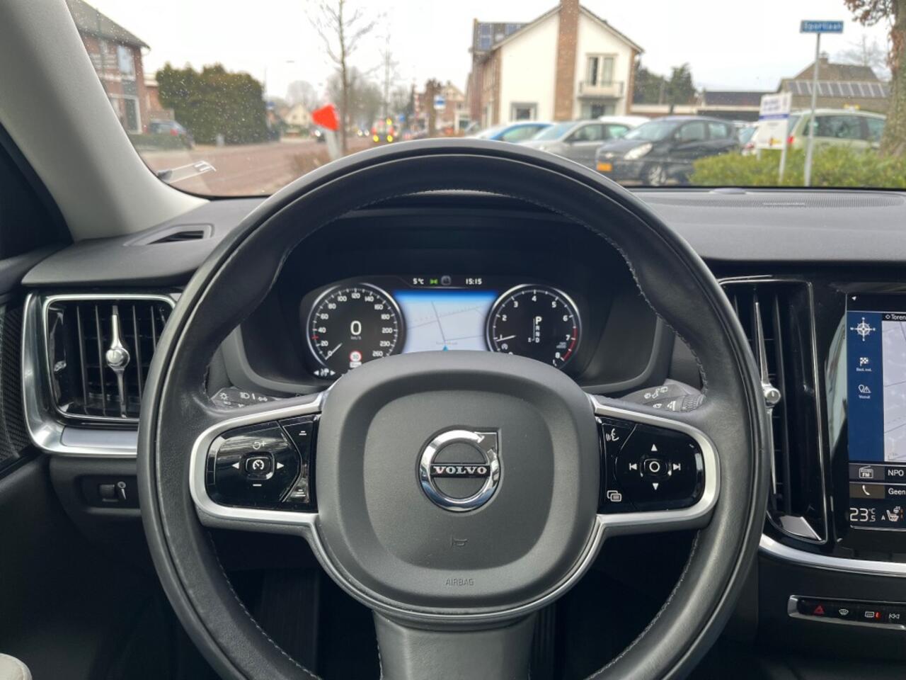 Volvo V60 2.0 T5 MOMENTUM 250PK AUTOMAAT / TREKHAAK / CARPLAY / LEDER / ADAP. CRUISE