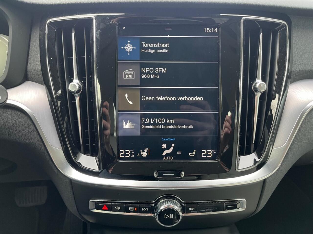 Volvo V60 2.0 T5 MOMENTUM 250PK AUTOMAAT / TREKHAAK / CARPLAY / LEDER / ADAP. CRUISE