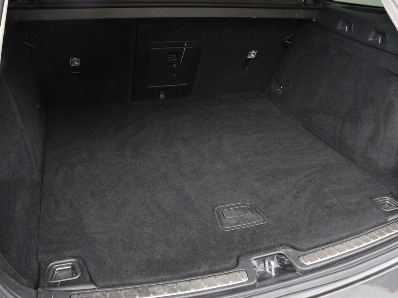 Volvo V60 2.0 D3 Momentum Pro | Trekhaak | Half leder | Carplay | Navigatie | Full LED | Cruise control | Parkeerhulp | Bluetooth