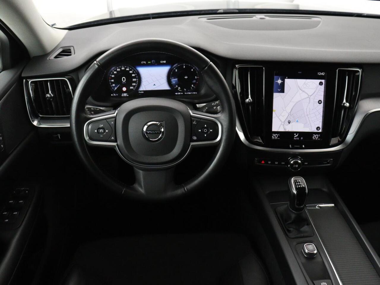 Volvo V60 2.0 D3 Momentum Pro | Trekhaak | Half leder | Carplay | Navigatie | Full LED | Cruise control | Parkeerhulp | Bluetooth