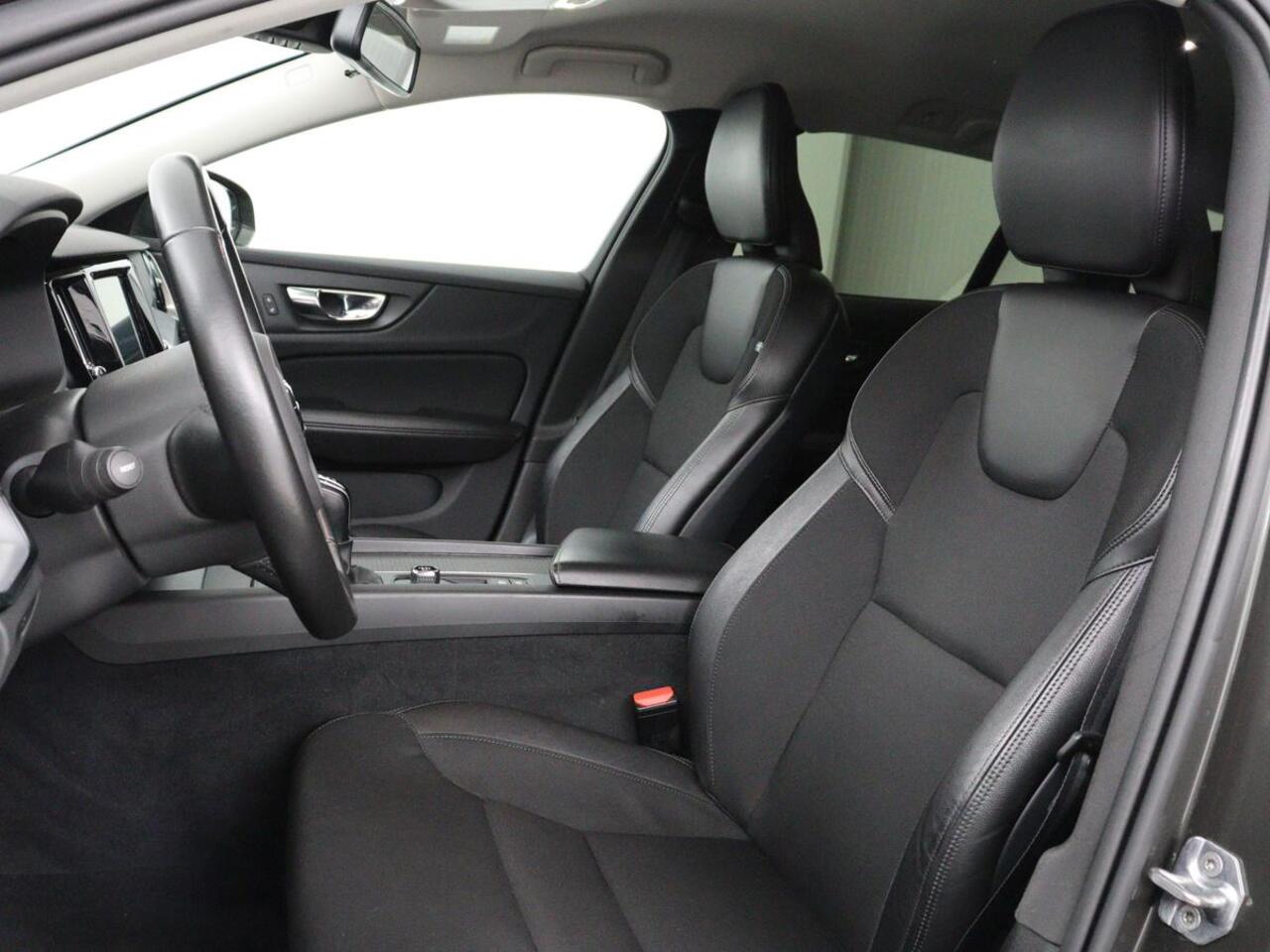 Volvo V60 2.0 D3 Momentum Pro | Trekhaak | Half leder | Carplay | Navigatie | Full LED | Cruise control | Parkeerhulp | Bluetooth