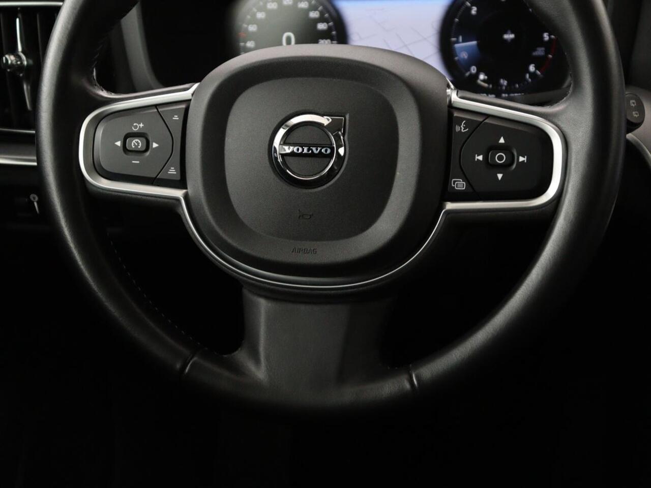 Volvo V60 2.0 D3 Momentum Pro | Trekhaak | Half leder | Carplay | Navigatie | Full LED | Cruise control | Parkeerhulp | Bluetooth