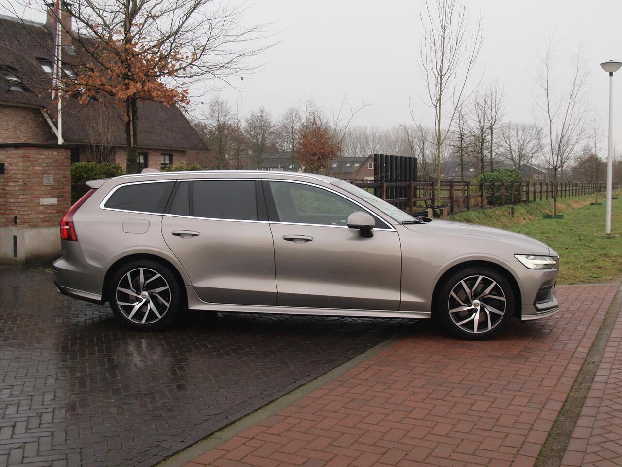 Volvo V60 2.0 T5 Momentum | Sportstoelen | Apple Carplay | Cruise Control | Leer | Trekhaak |