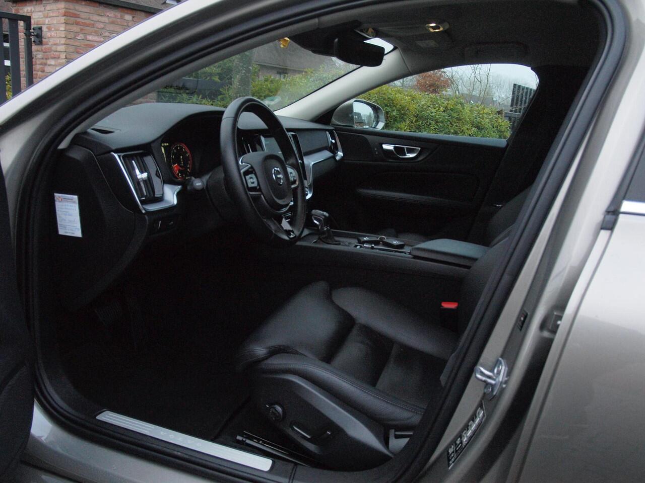Volvo V60 2.0 T5 Momentum | Sportstoelen | Apple Carplay | Cruise Control | Leer | Trekhaak |
