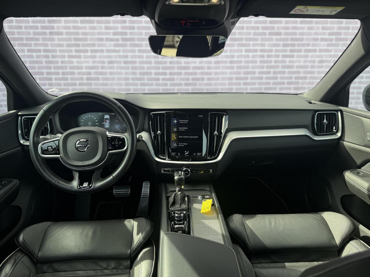 Volvo V60 2.0 T4 R-Design | Standkachel | Volvo on Call | Stoelverwarming V+A | Stuurverwarming | DAB | Adaptieve cruise | Keyless entry/start | 19"lm velgen | Leder | Apple carplay/android auto |
