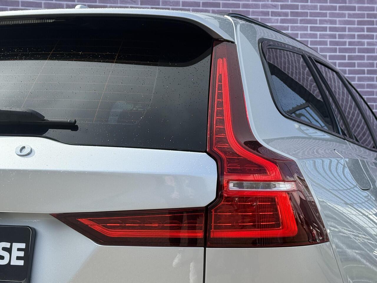 Volvo V60 2.0 T4 R-Design | Standkachel | Volvo on Call | Stoelverwarming V+A | Stuurverwarming | DAB | Adaptieve cruise | Keyless entry/start | 19"lm velgen | Leder | Apple carplay/android auto |