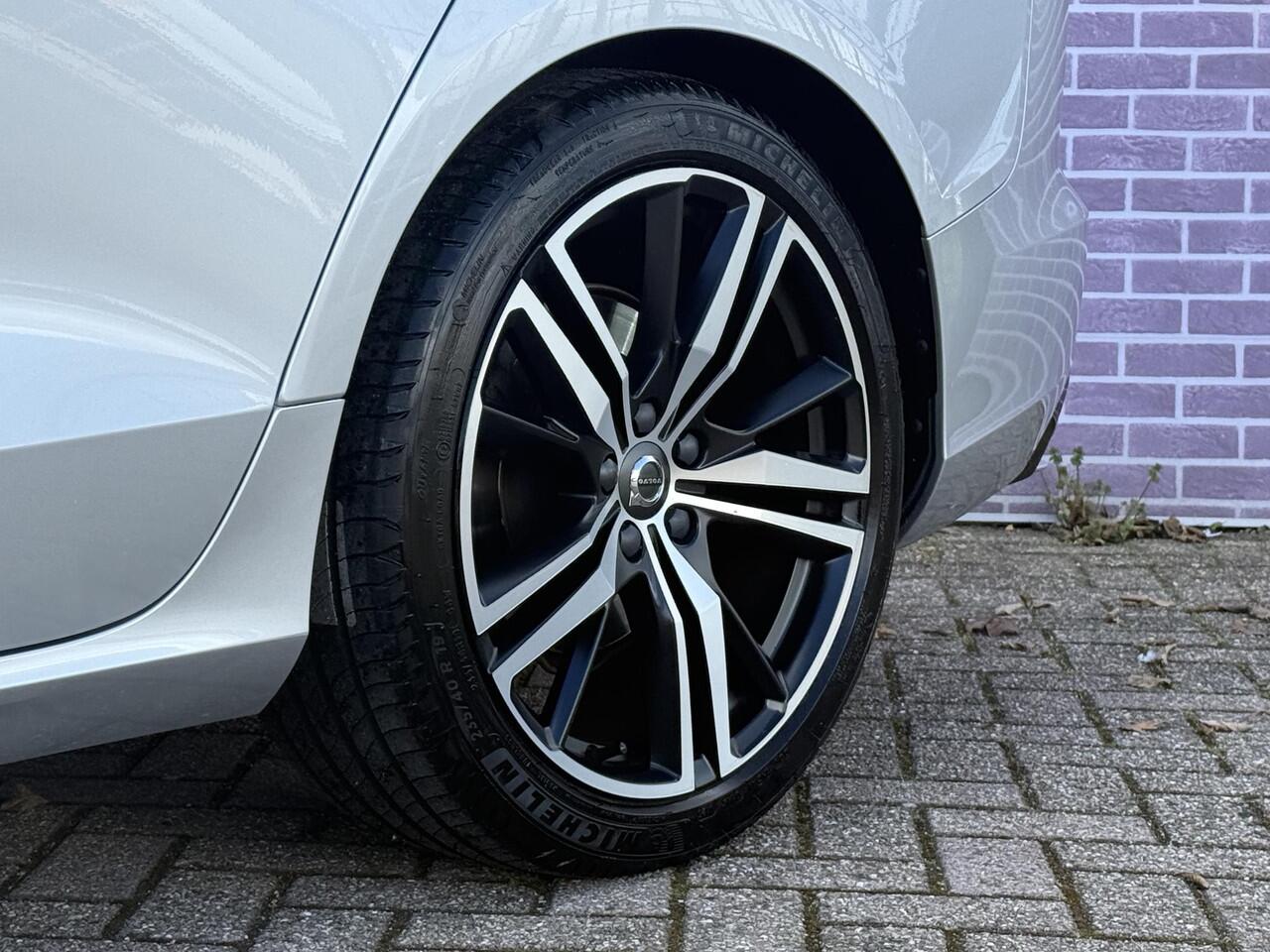 Volvo V60 2.0 T4 R-Design | Standkachel | Volvo on Call | Stoelverwarming V+A | Stuurverwarming | DAB | Adaptieve cruise | Keyless entry/start | 19"lm velgen | Leder | Apple carplay/android auto |