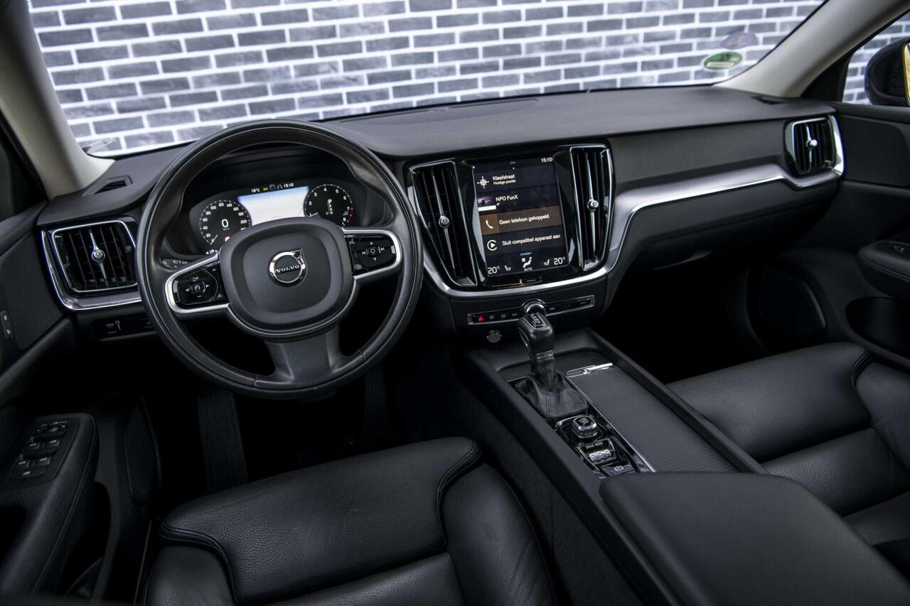 Volvo V60 2.0 T4 Momentum Pro | Panorama dak | Trekhaak | Adaptieve cruise control | Stoel/stuur verwarming | Parkeer camera |