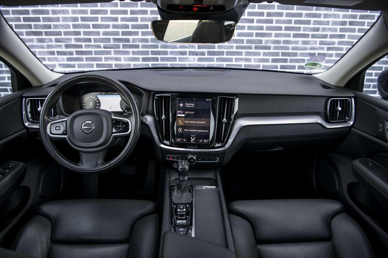 Volvo V60 2.0 T4 Momentum Pro | Panorama dak | Trekhaak | Adaptieve cruise control | Stoel/stuur verwarming | Parkeer camera |