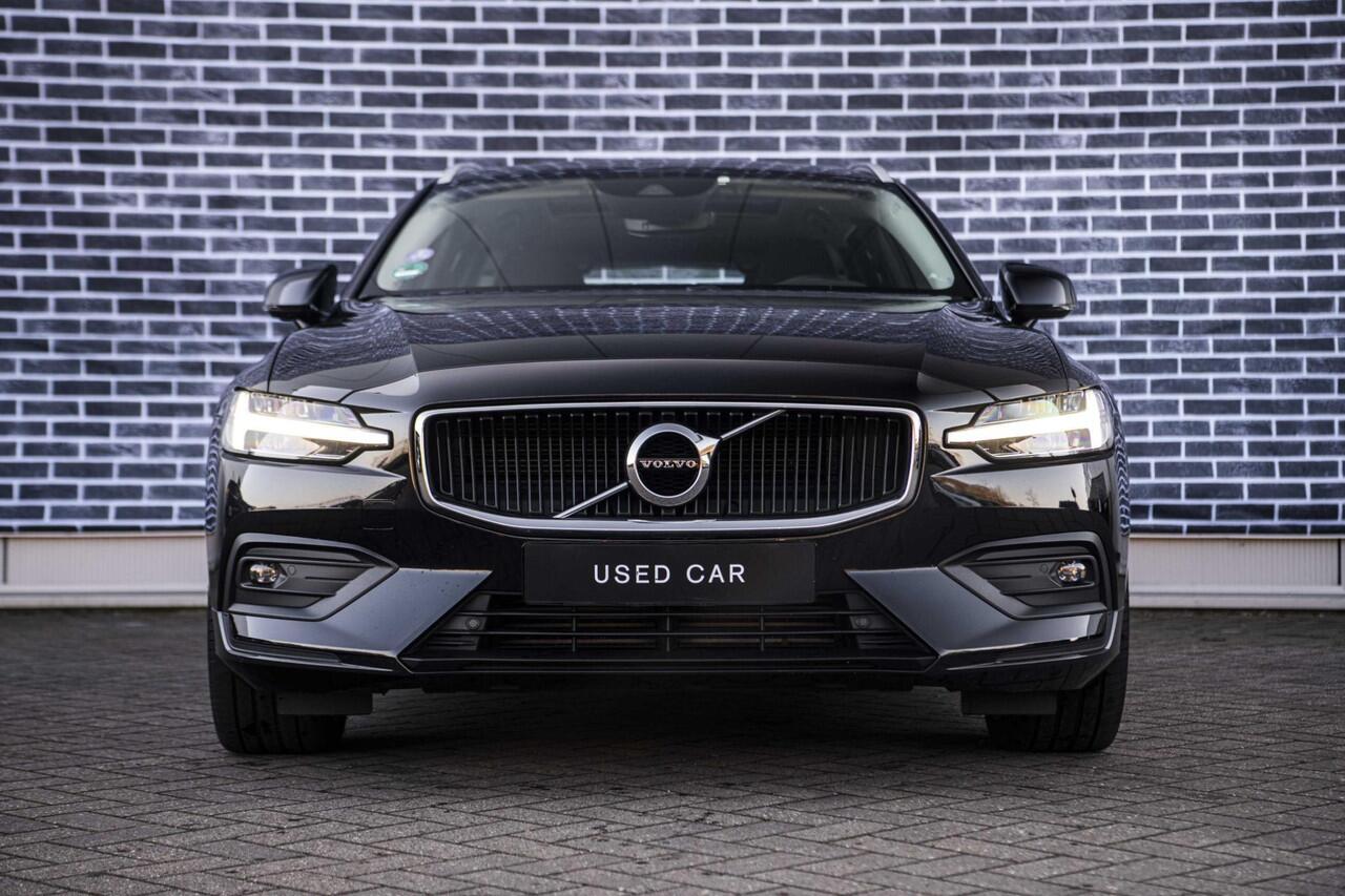 Volvo V60 2.0 T4 Momentum Pro | Panorama dak | Trekhaak | Adaptieve cruise control | Stoel/stuur verwarming | Parkeer camera |