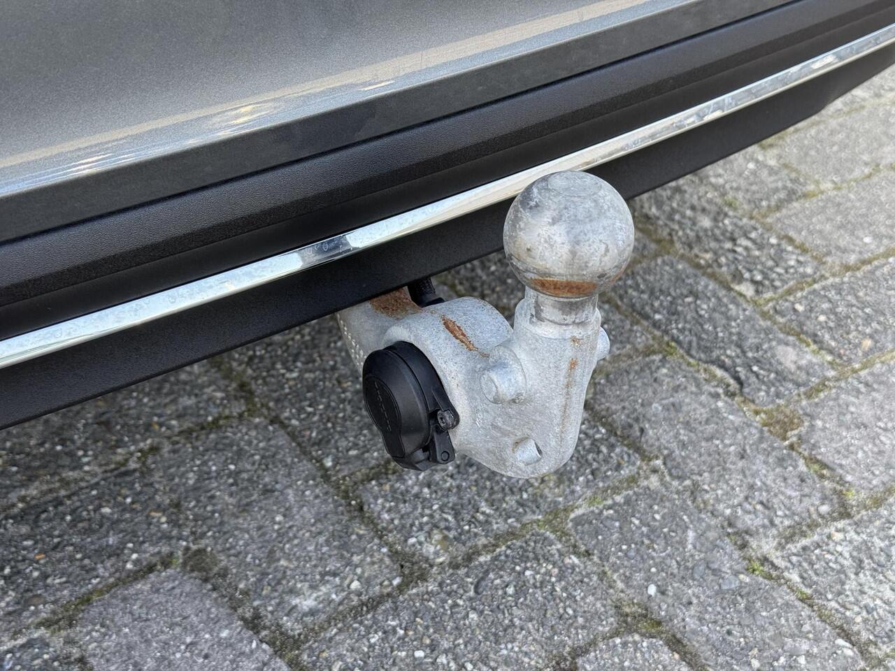 Volvo V60 2.0 T8 AWD Inscription , Automaat , Adaptive Cruise , Trekhaak , Panoramadak , Harman-Kardon , Camera , Leder , Stoelen+Stuur+Achterbank Verwarmd , BLIS , Carplay , DAB ,