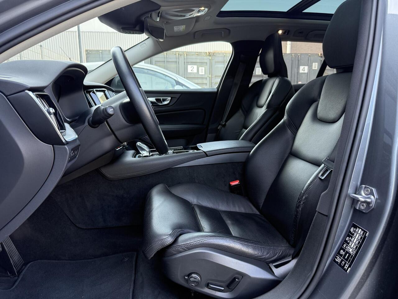 Volvo V60 2.0 T8 AWD Inscription , Automaat , Adaptive Cruise , Trekhaak , Panoramadak , Harman-Kardon , Camera , Leder , Stoelen+Stuur+Achterbank Verwarmd , BLIS , Carplay , DAB ,