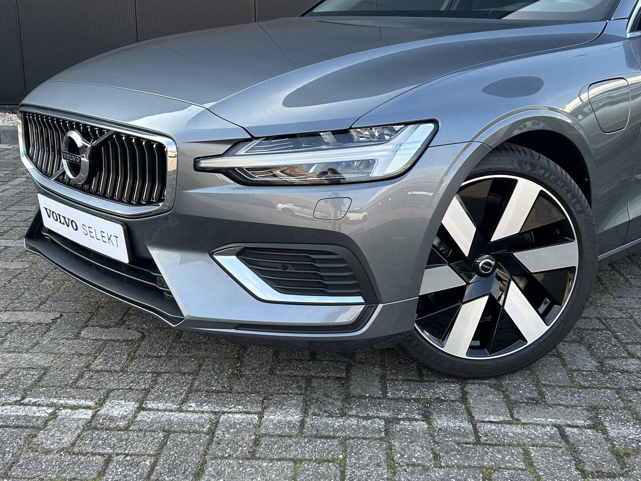 Volvo V60 2.0 T8 AWD Inscription , Automaat , Adaptive Cruise , Trekhaak , Panoramadak , Harman-Kardon , Camera , Leder , Stoelen+Stuur+Achterbank Verwarmd , BLIS , Carplay , DAB ,