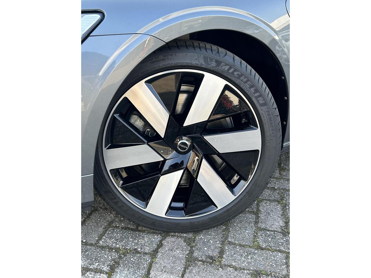 Volvo V60 2.0 T8 AWD Inscription , Automaat , Adaptive Cruise , Trekhaak , Panoramadak , Harman-Kardon , Camera , Leder , Stoelen+Stuur+Achterbank Verwarmd , BLIS , Carplay , DAB ,