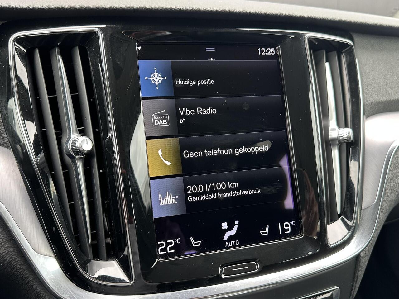 Volvo V60 2.0 B3 Momentum Advantage Adaptive Cruise / BLIS Dode hoek waarschuwing / Leer / verw. voorstoelen en stuurwiel / park assist V+A(-camera) / verw. voorruit / draadloos opladen telefoon