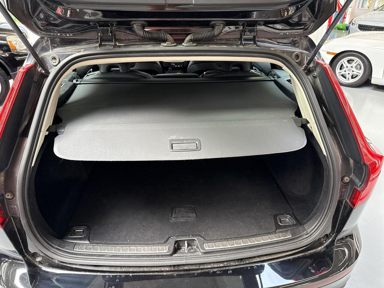 Volvo V60 2.0 B3 Momentum Advantage leer/ Dealer /onderhouden /garantie