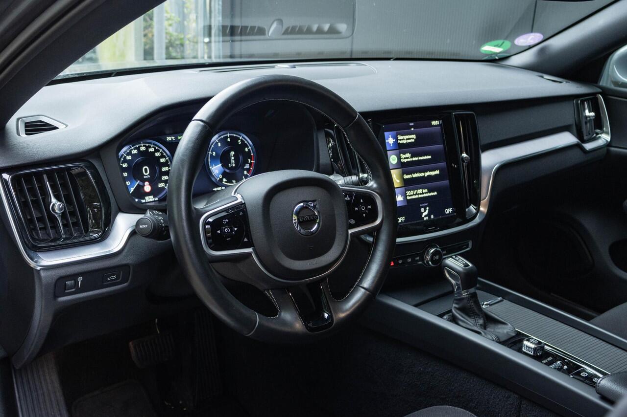 Volvo V60 T4 Automaat Momentum Pro | 19'' Lichmetalen velgen | Navigatie | Dealeronderhouden | Elektrisch bedienbare achterklep | Keyless start | Parkeersensoren achter |