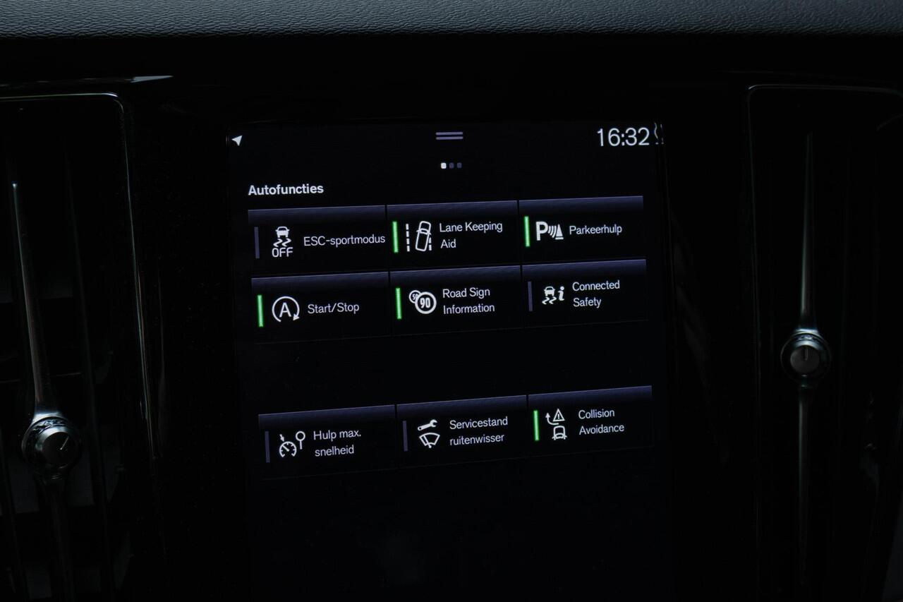 Volvo V60 T4 Automaat Momentum Pro | 19'' Lichmetalen velgen | Navigatie | Dealeronderhouden | Elektrisch bedienbare achterklep | Keyless start | Parkeersensoren achter |