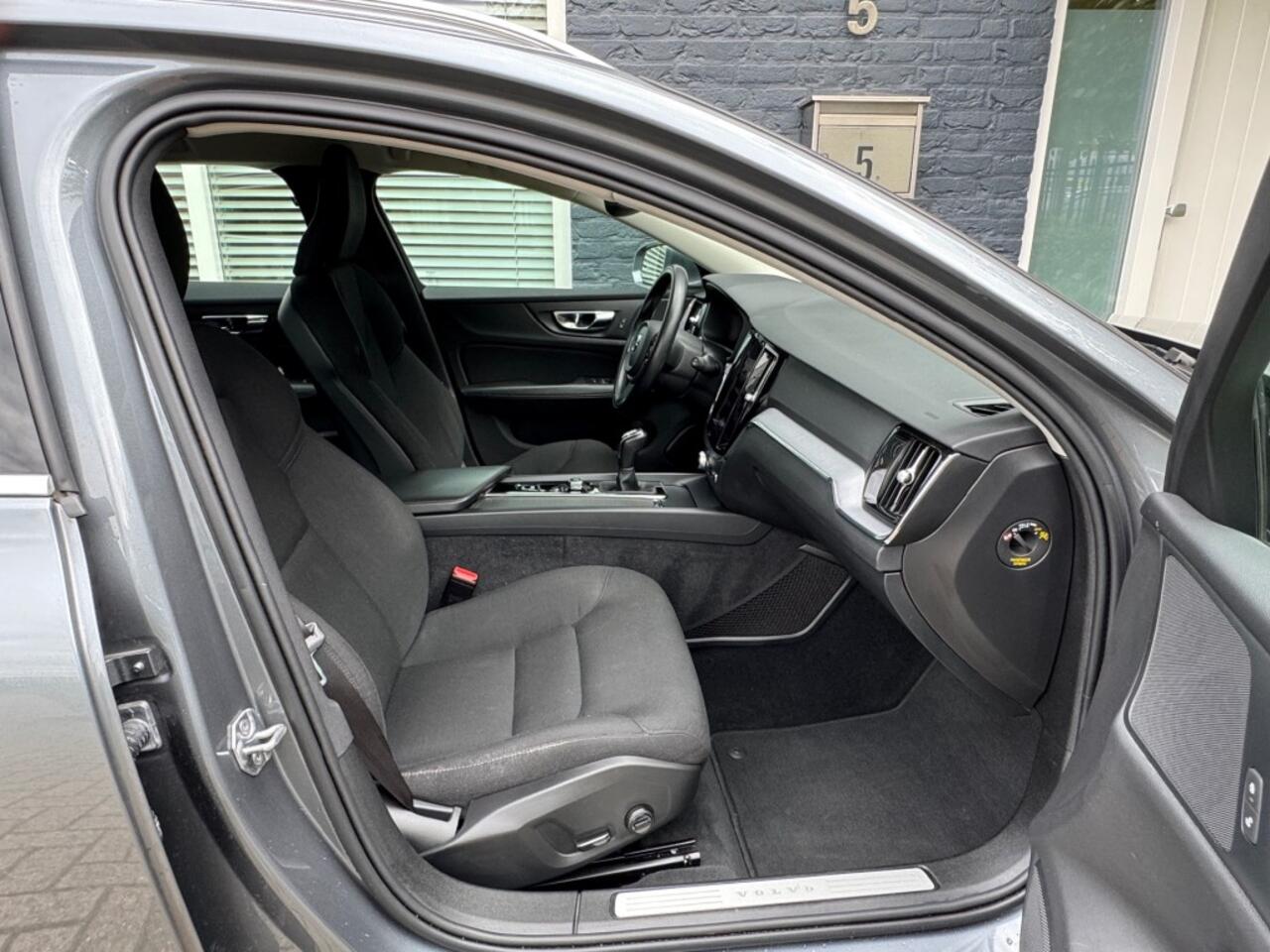 Volvo V60 2.0 D3 Momentum Pro + Camera + Key les + Navi - 11/2020 - 98 dkm Uniek!