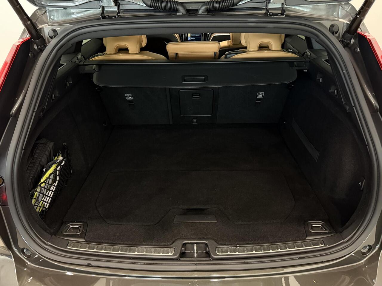 Volvo V60 2.0 T4 Inscription | Harman/Kardon | Park Assist Pack | Scandinavian Line | IntelliSafe Surround | Trekhaak elektrisch wegklapbaar | Elektrisch bedienbaar glazen schuif-/kanteldak