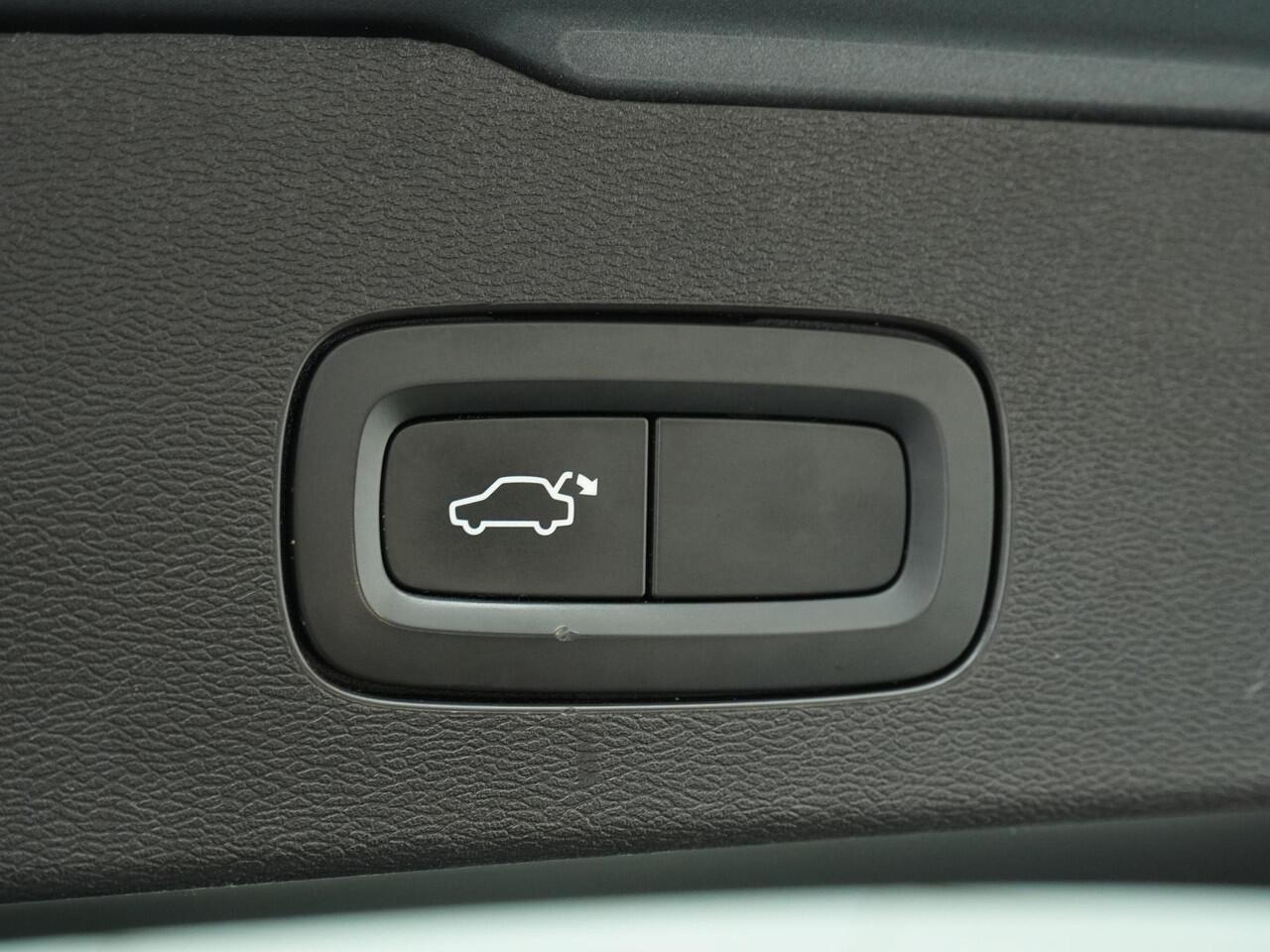 Volvo V60 2.0 T6 Twin Engine AWD Inscription PHEV - Schuifdak - Lederen bekleding - Massage stoelen - Wegklapbare trekhaak