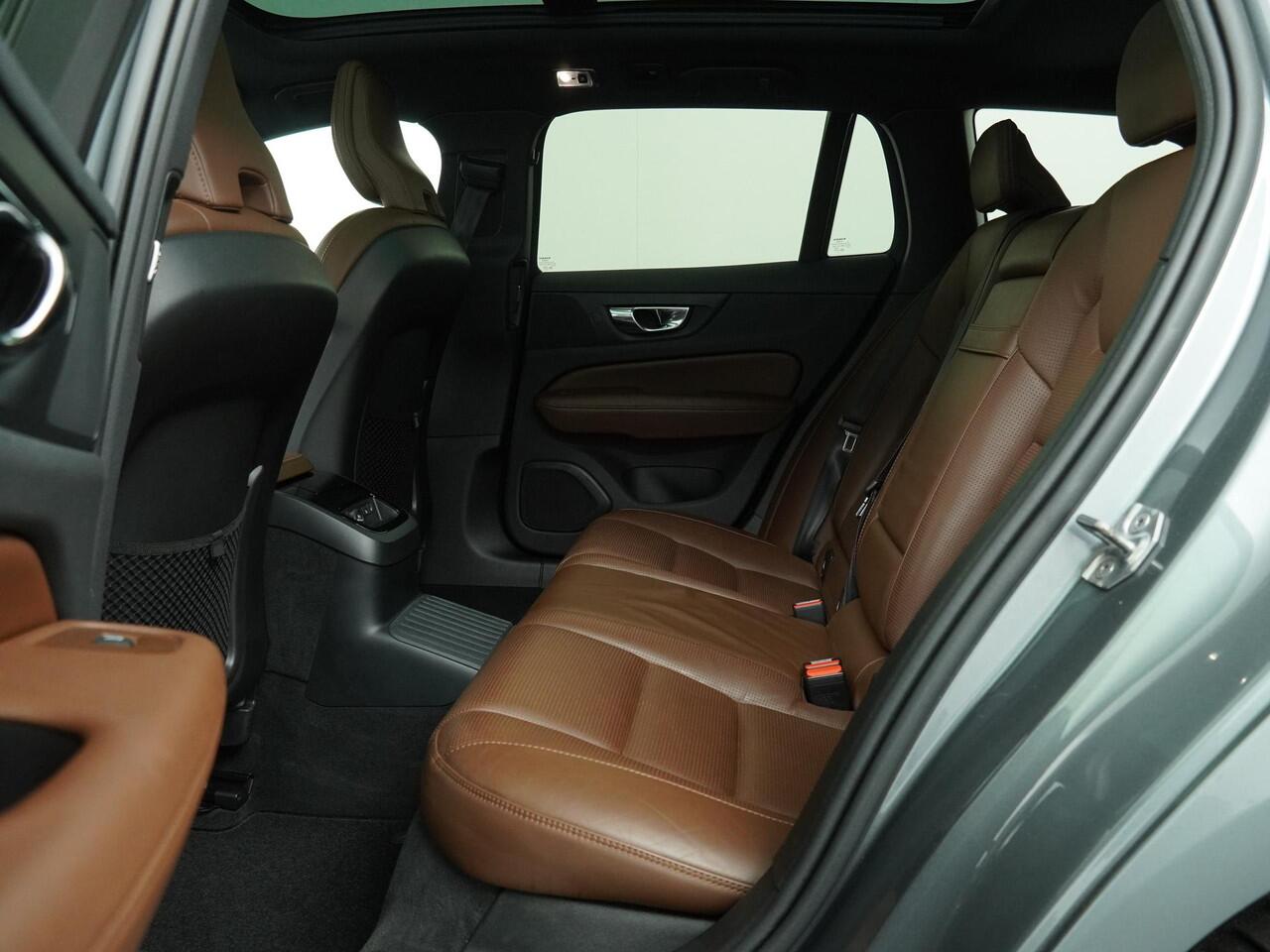 Volvo V60 2.0 T6 Twin Engine AWD Inscription PHEV - Schuifdak - Lederen bekleding - Massage stoelen - Wegklapbare trekhaak