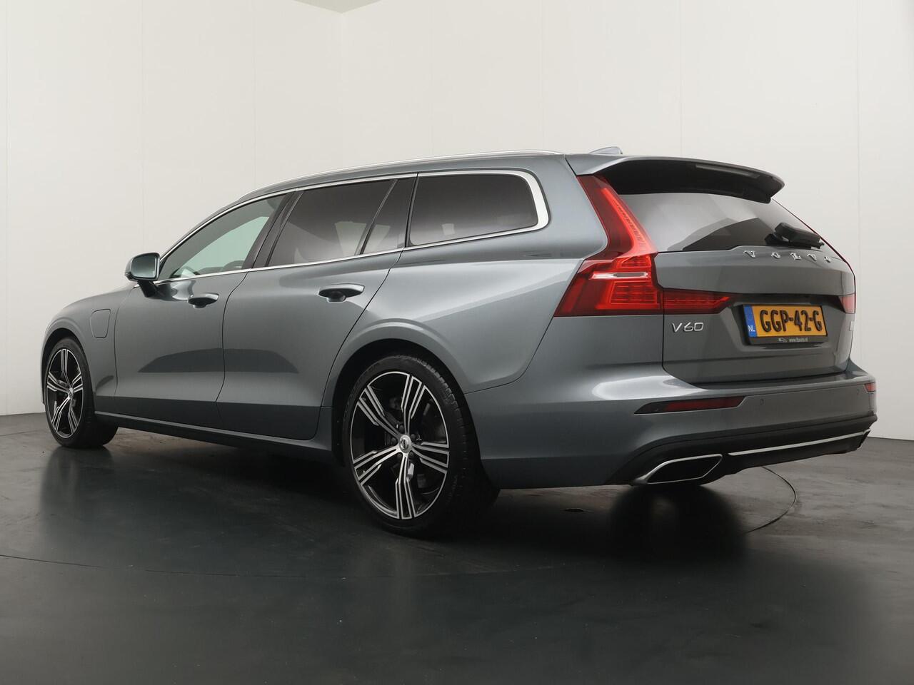 Volvo V60 2.0 T6 Twin Engine AWD Inscription PHEV - Schuifdak - Lederen bekleding - Massage stoelen - Wegklapbare trekhaak