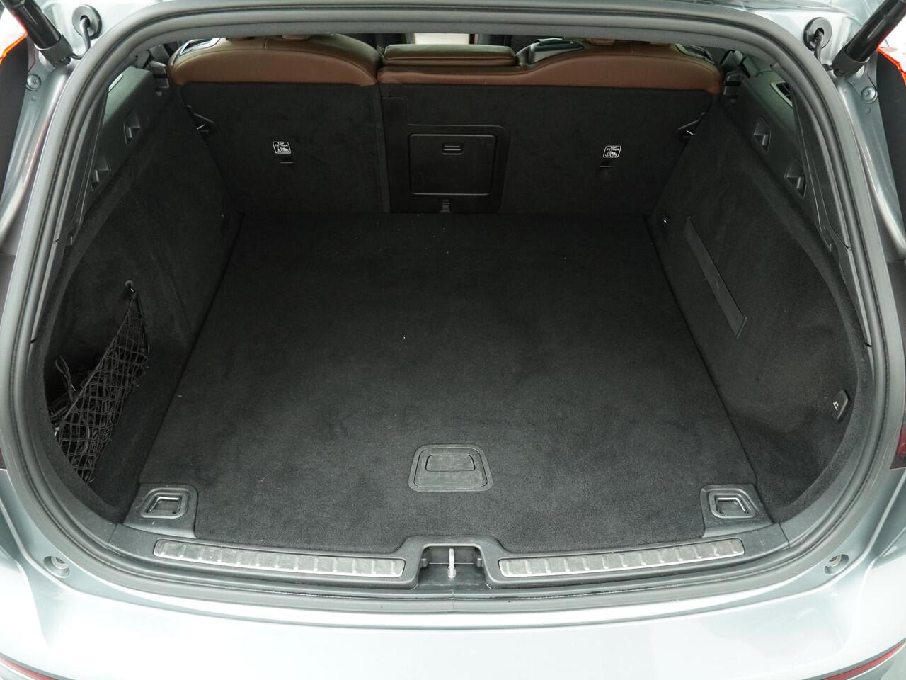 Volvo V60 2.0 T6 Twin Engine AWD Inscription PHEV - Schuifdak - Lederen bekleding - Massage stoelen - Wegklapbare trekhaak