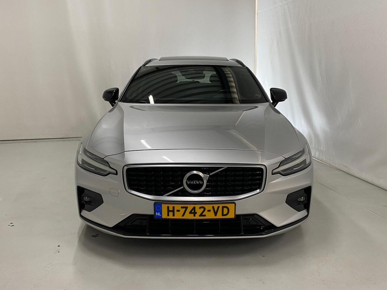 Volvo V60 2.0 T5 R-Design Panoramadak Trekhaak 19inch Navigatie Leer 250pk Automaat