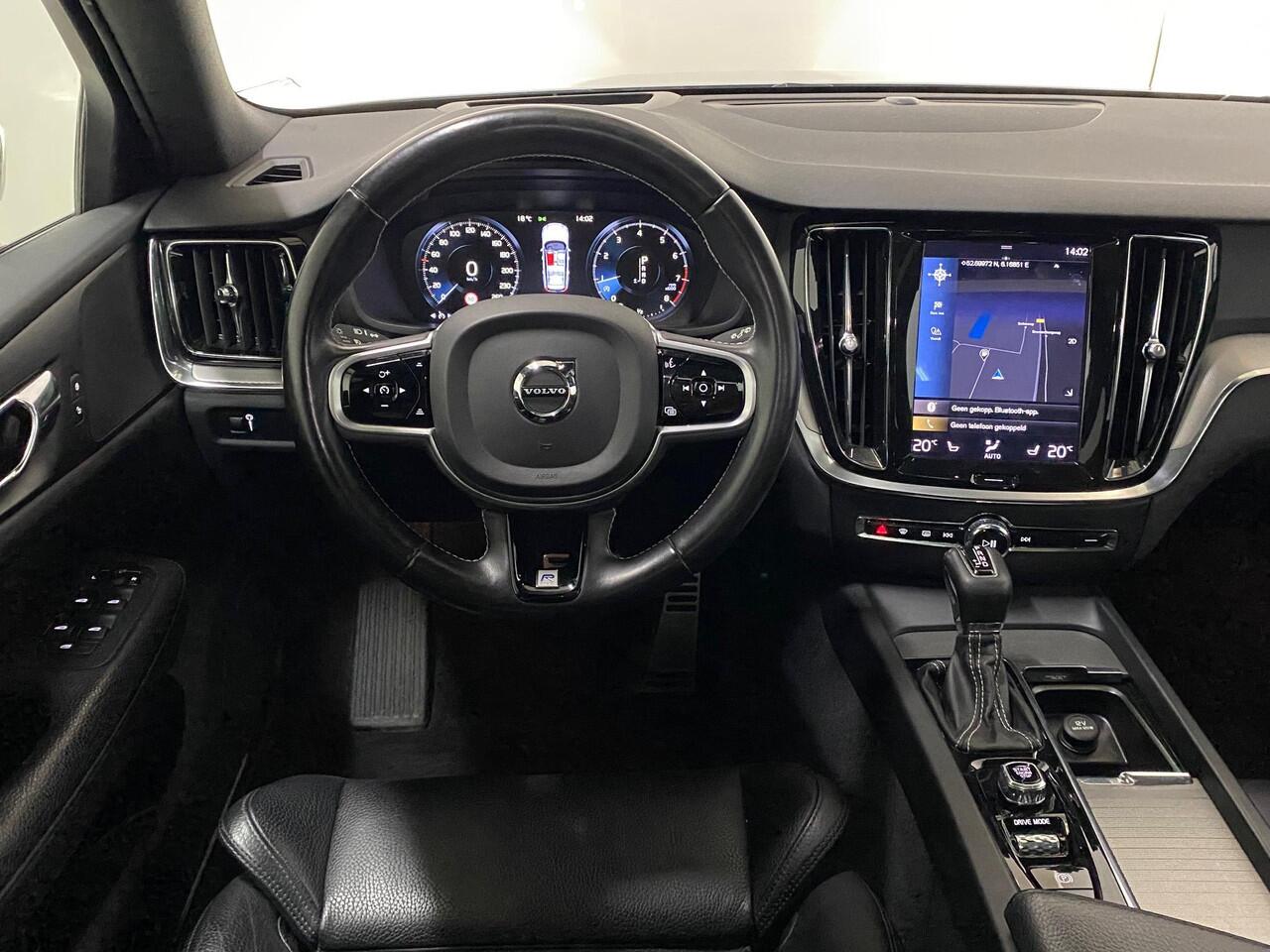 Volvo V60 2.0 T5 R-Design Panoramadak Trekhaak 19inch Navigatie Leer 250pk Automaat