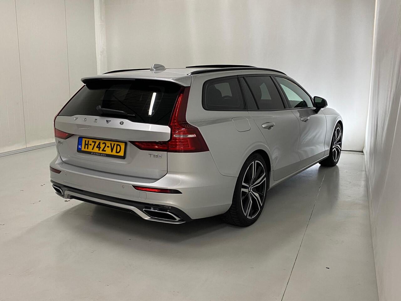 Volvo V60 2.0 T5 R-Design Panoramadak Trekhaak 19inch Navigatie Leer 250pk Automaat