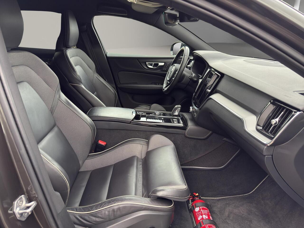 Volvo V60 T6 Recharge 4x4 Geartronic Inscription | PHEV | Lederen stoelen met geheugen | Android / Apple | Camera |