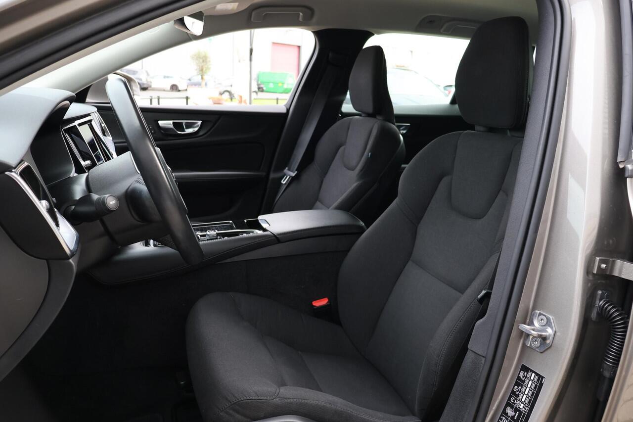 Volvo V60 2.0 T8 Recharge Business Pro 1e Eigenaar | NL-Auto | Dealer Onderh | BTW | 390PK | AWD | Elek Stoel+klep | Stoel/Stuur Verwarming | Camera | Ad Cruise | Climate | Full Led | Keyless | Navi | PDC | Start/Stop | 1 Laadkabel