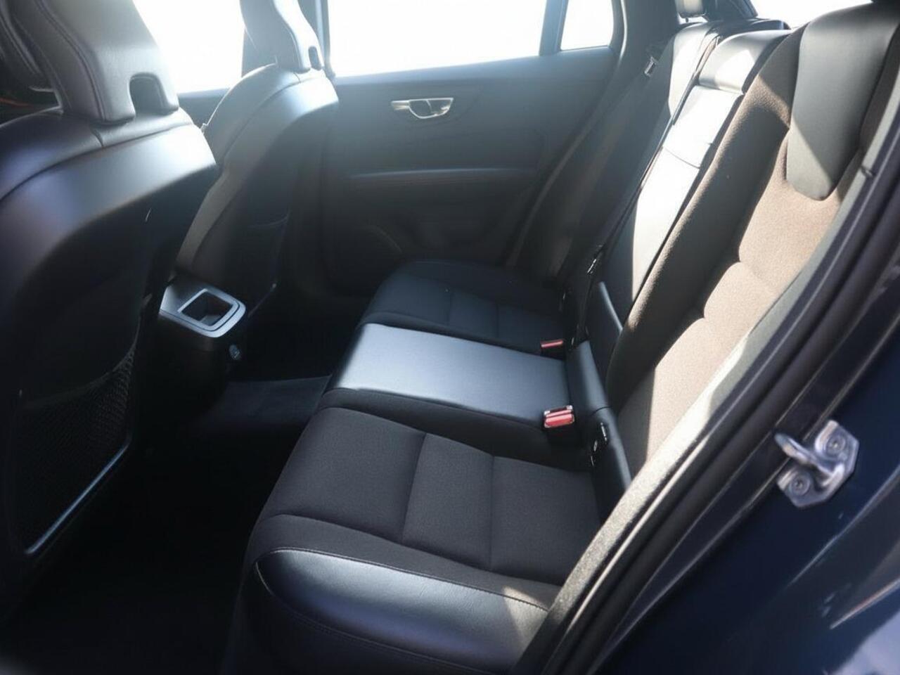 Volvo V60 2.0 B3 Business Pro | Clima | Adapt. Cruise | Apple Carplay/Navi | PDC | IntelliSafe |