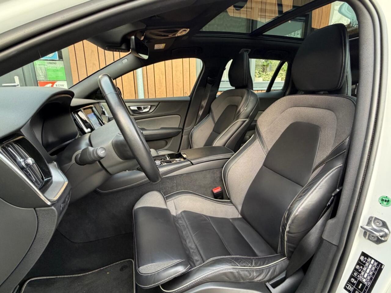 Volvo V60 2.0 T8 TE AWD R-DESIGN Pano Head-up Camera 19 inc HenK