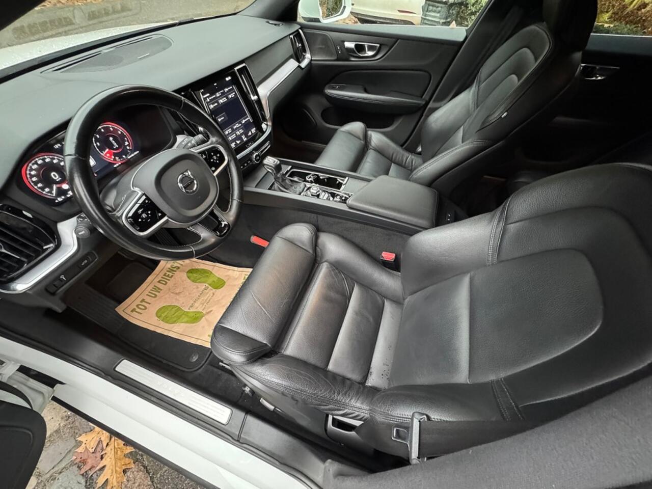 Volvo V60 2.0 T4 211pk autom Momentum Pro ecc,led,navigatie,zwleer,trekhaak