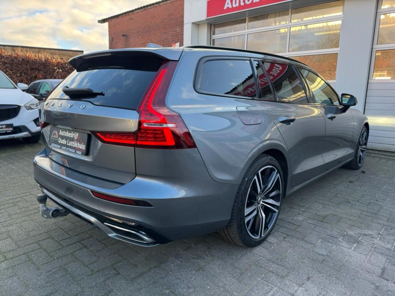 Volvo V60 2.0 T8 Twin-Engine AWD R-Design Camera Harman/Kardon Leder Memory Pilot Assist Trekhaak