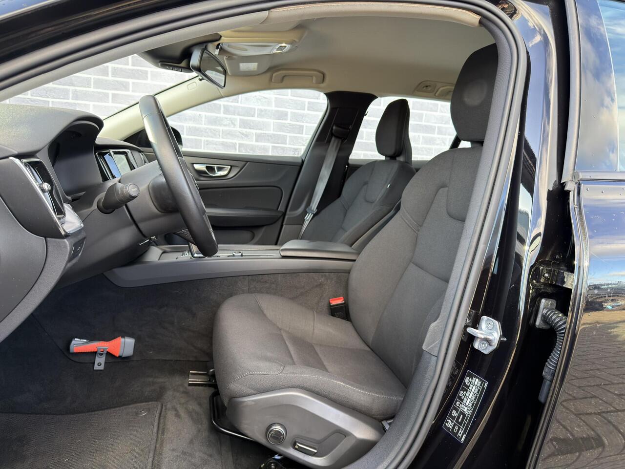 Volvo V60 2.0 B3 Momentum Advantage | Cruise Control | Navigatie | Apple CarPlay & Android Auto | Verwarmbare Voorruit | Parkeercamera |