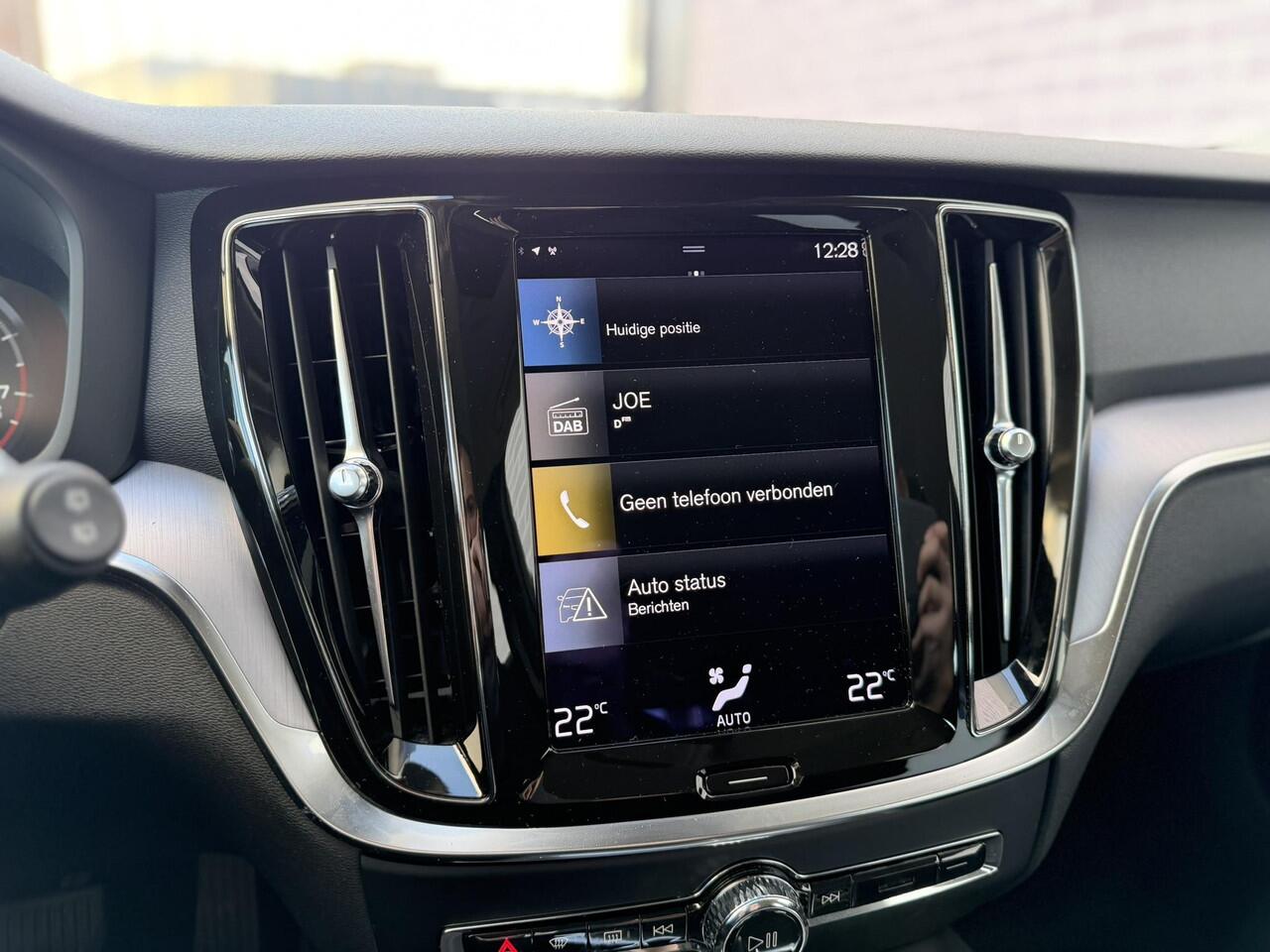 Volvo V60 2.0 B3 Momentum Advantage | Cruise Control | Navigatie | Apple CarPlay & Android Auto | Verwarmbare Voorruit | Parkeercamera |