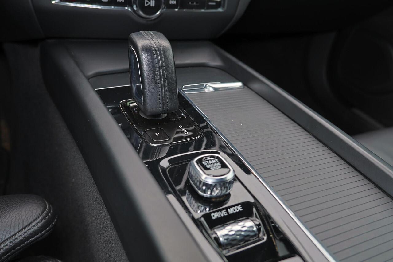 Volvo V60 B3 Momentum - Leder - IntelliSafe Surround - Elektr. bedienb. voorstoelen - Parkeercamera achter - Verwarmde voorstoelen - Extra getint glas - Parkeersensoren voor & achter - Adaptieve LED koplampen -