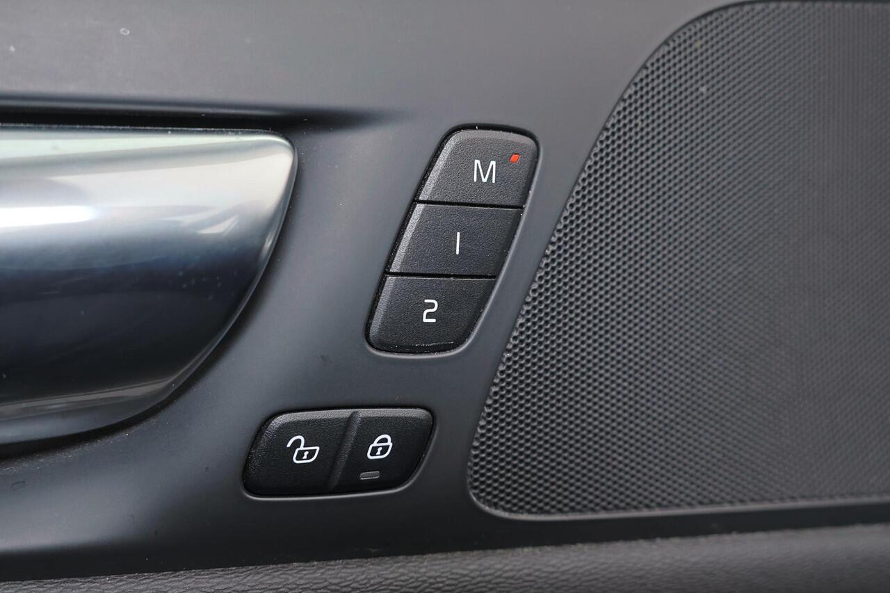 Volvo V60 B3 Momentum - Leder - IntelliSafe Surround - Elektr. bedienb. voorstoelen - Parkeercamera achter - Verwarmde voorstoelen - Extra getint glas - Parkeersensoren voor & achter - Adaptieve LED koplampen -