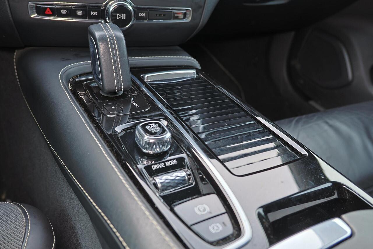 Volvo V60 T8 Recharge AWD R-Design - IntelliSafe Assist & Surround - Adaptieve LED koplampen - Parkeercamera achter - Verwarmde voorstoelen, stuur & achterbank - Parkeersensoren voor & achter - Elektr. bedienb. bestuurdersstoel met geheugen - Drive modes - Apple Ca