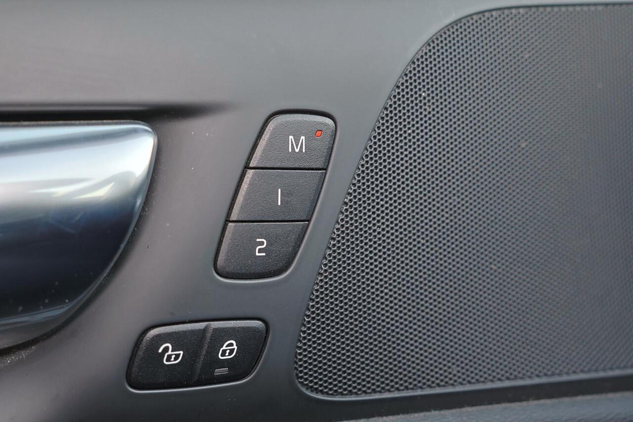 Volvo V60 T8 Recharge AWD R-Design - IntelliSafe Assist & Surround - Adaptieve LED koplampen - Parkeercamera achter - Verwarmde voorstoelen, stuur & achterbank - Parkeersensoren voor & achter - Elektr. bedienb. bestuurdersstoel met geheugen - Drive modes - Apple Ca