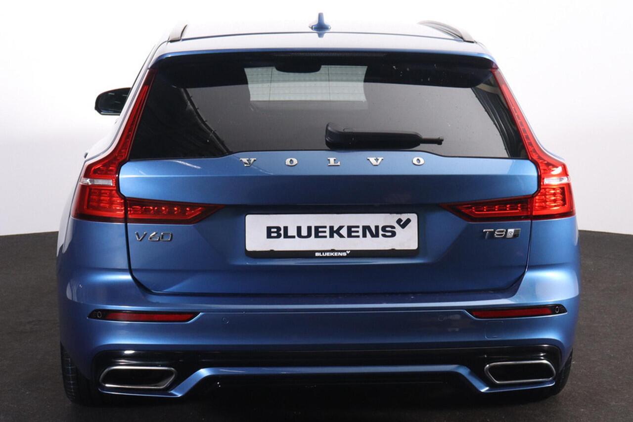 Volvo V60 T8 Recharge AWD R-Design - IntelliSafe Assist & Surround - Adaptieve LED koplampen - Parkeercamera achter - Verwarmde voorstoelen, stuur & achterbank - Parkeersensoren voor & achter - Elektr. bedienb. bestuurdersstoel met geheugen - Drive modes - Apple Ca