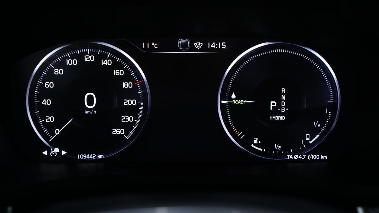 Volvo V60 2.0 T6 Recharge AWD R-Design Black-line private-glas Navigatie electr achterklep afneembare trekhaak LED-verlichting DAB ECC Distronic 360 camera lane-assist PDC achter 19-inch lmv