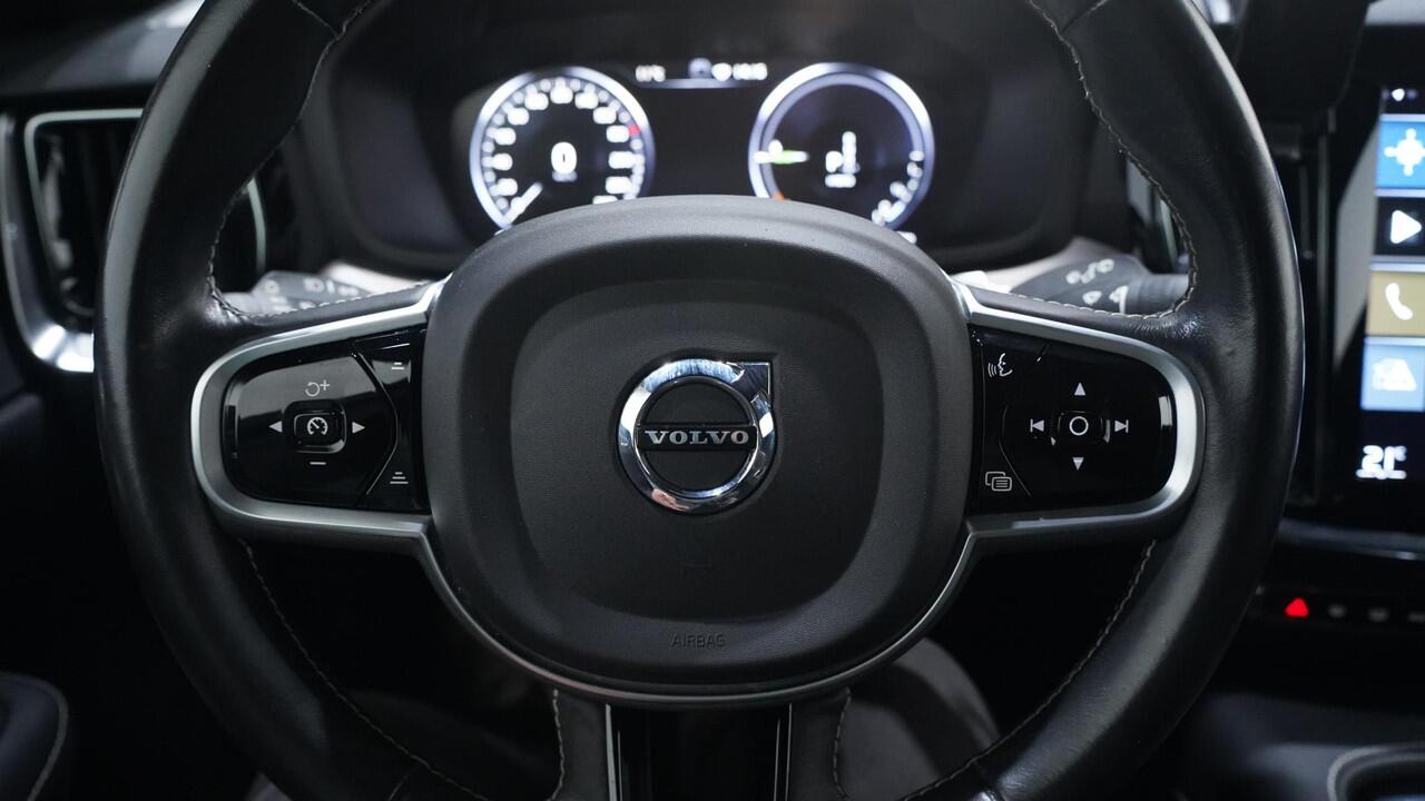 Volvo V60 2.0 T6 Recharge AWD R-Design Black-line private-glas Navigatie electr achterklep afneembare trekhaak LED-verlichting DAB ECC Distronic 360 camera lane-assist PDC achter 19-inch lmv